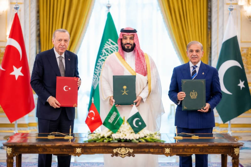ثلاث قوى إقليمية في إطار واحد.. ماذا تعني اتفاقية مكة لمستقبل المنطقة؟