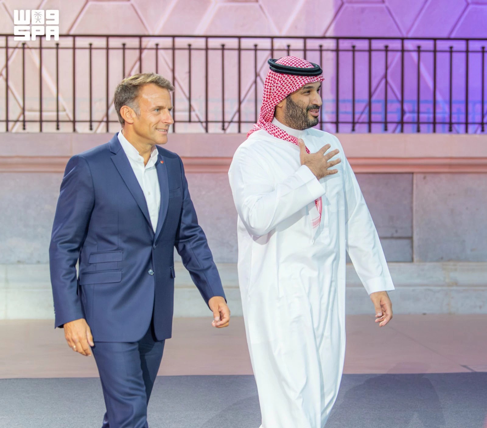 من أمن المنطقة إلى الاقتصاد.. ولي العهد في باريس