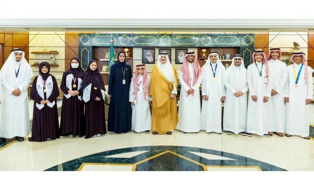 أمير الشرقية يكرم طلاباً حققوا جوائز دولية مميزة