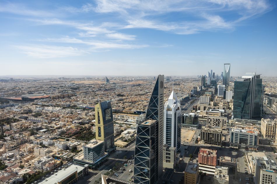 توقعات زيادة إنتاج النفط تنعش آمال نمو اقتصاد السعودية في 2027 - تقرير