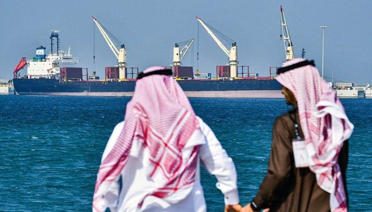 لوموند: السعودية والاقتصاد العالمي بين فكي كماشة