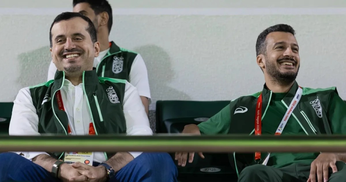 العميري والعمري يحملان علم السعودية في افتتاح آسياد ناغويا